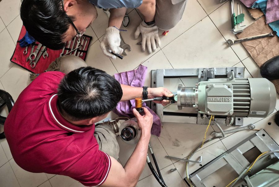 Alignment coupling for hydraulic pumps